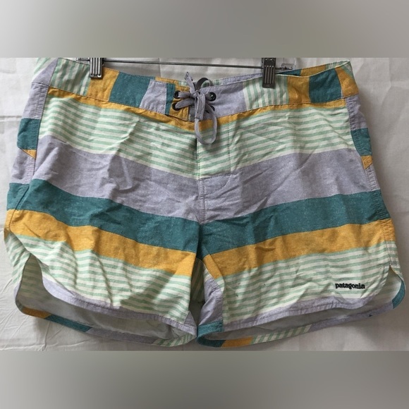 Patagonia Pants - Women's Patagonia Multicolored Athletic Shorts Size 12
